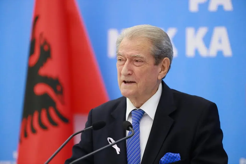 (EMRI) Një tjetër figurë e rëndësishme e PDsë del kundër Berishës dhe shpall zyrtarish kandidaturën për Kryetar Partie
